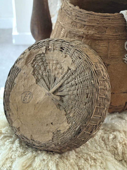 Old clay basket from India – Ø46 x H40 cm