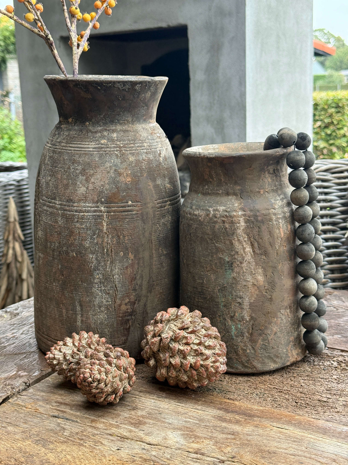 Unieke set van 2 slanke Nepalese potten