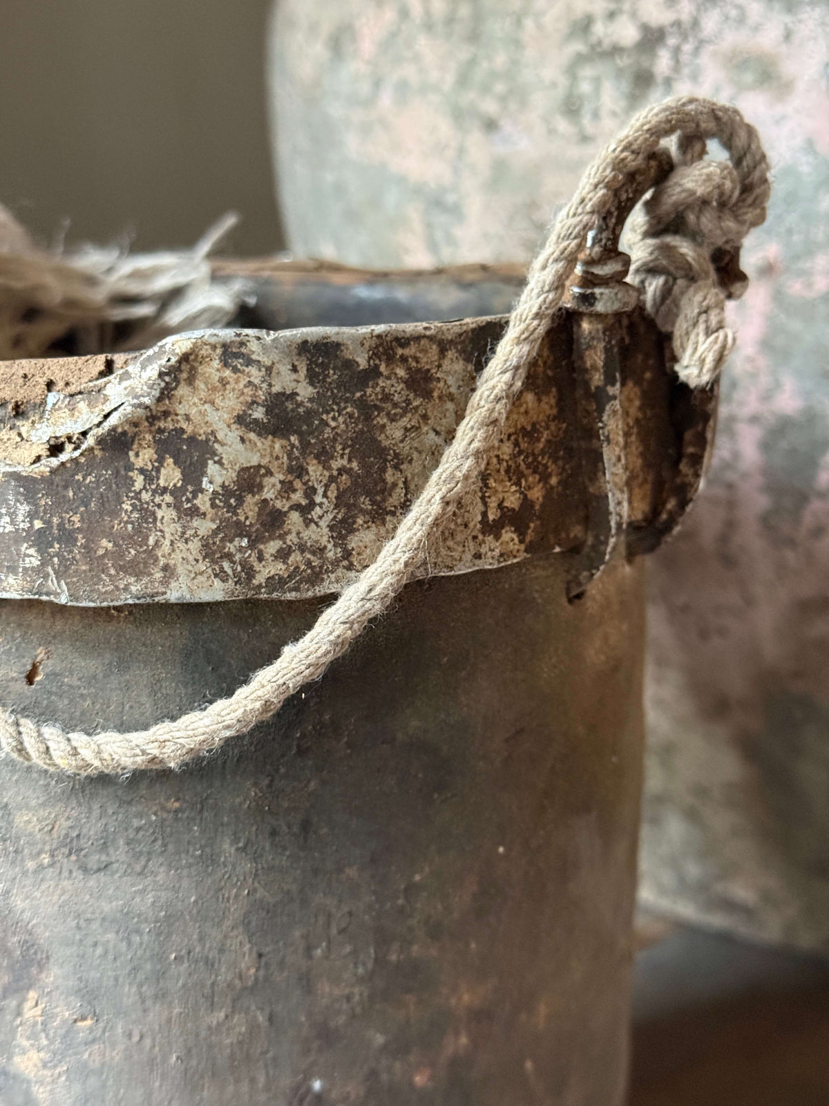 Oude Nepalese pot met ijzerbeslag (LH8)