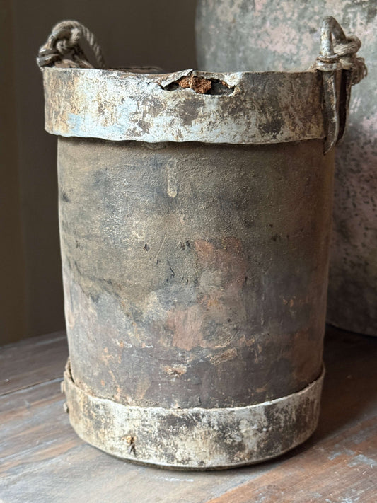 Oude Nepalese pot met ijzerbeslag (LH8)