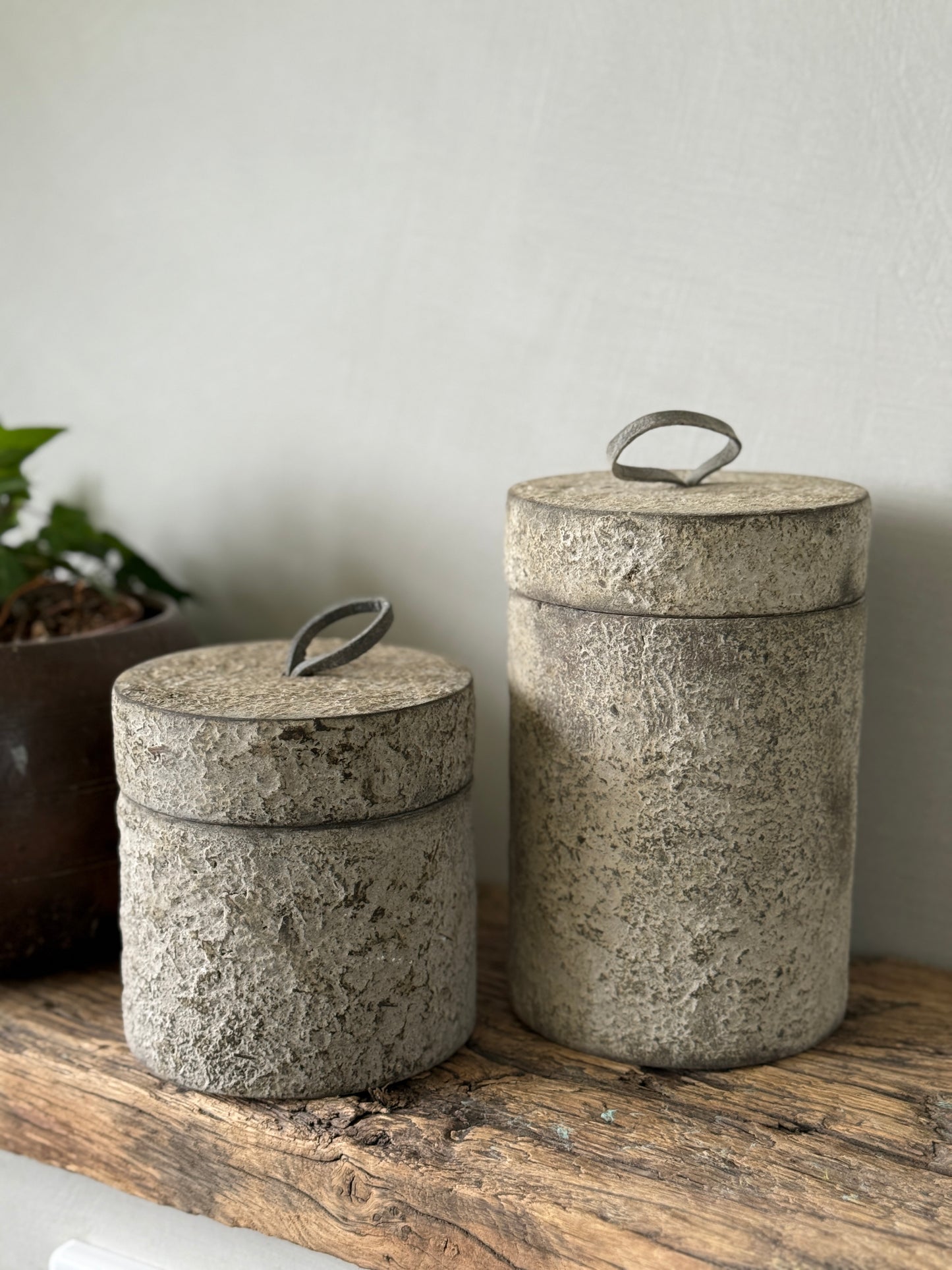 Wooden Pot with Concrete Look and Leather Loop - Be-Uniq