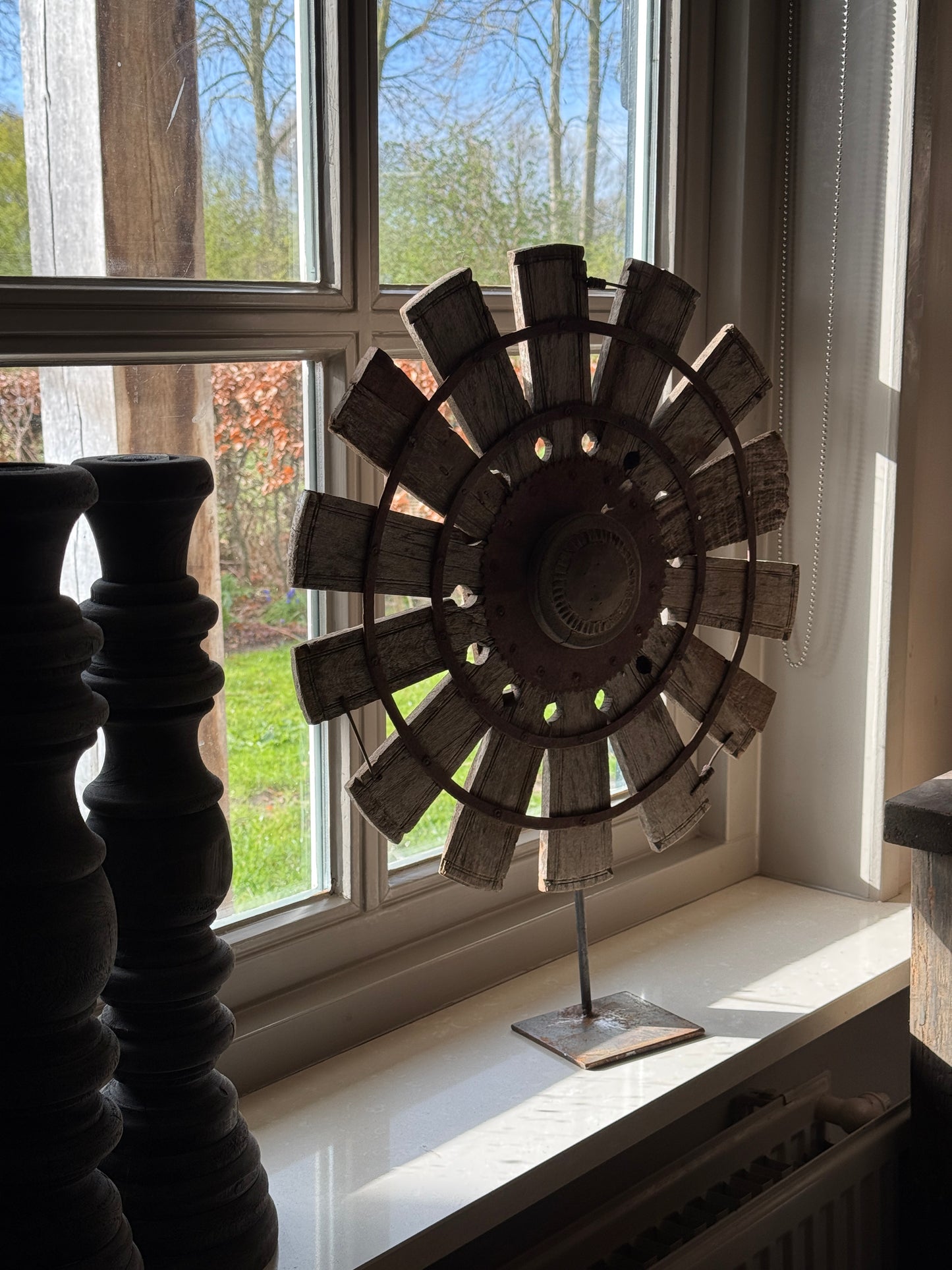 Houten wiel op metalen voet
