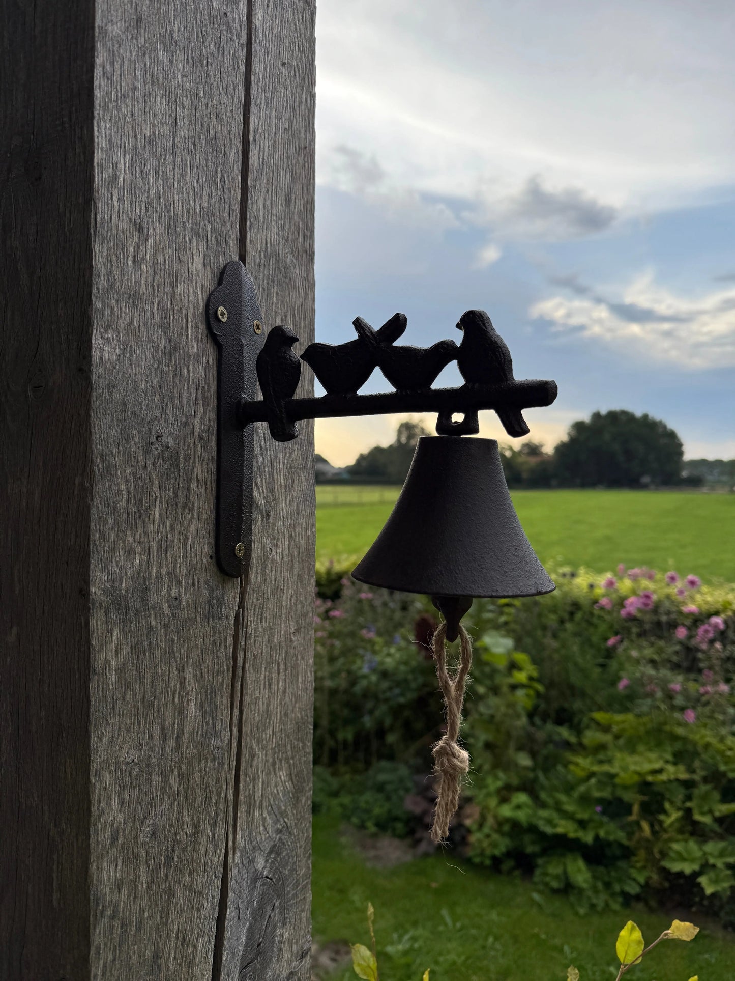 Schmiedeeiserne Glocke mit Vögeln – Garten- & Tordekoration