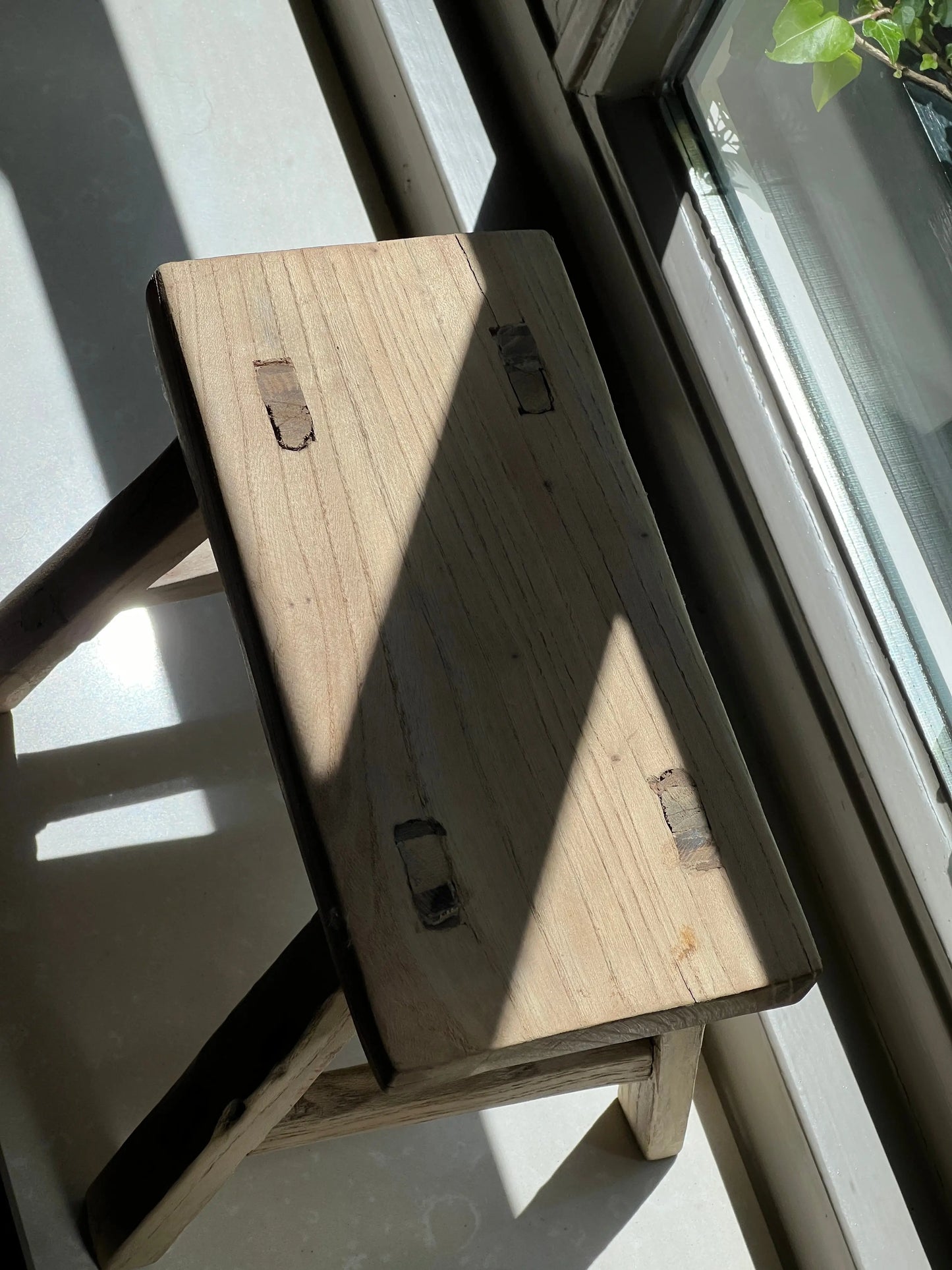 Hocker auf der Fensterbank