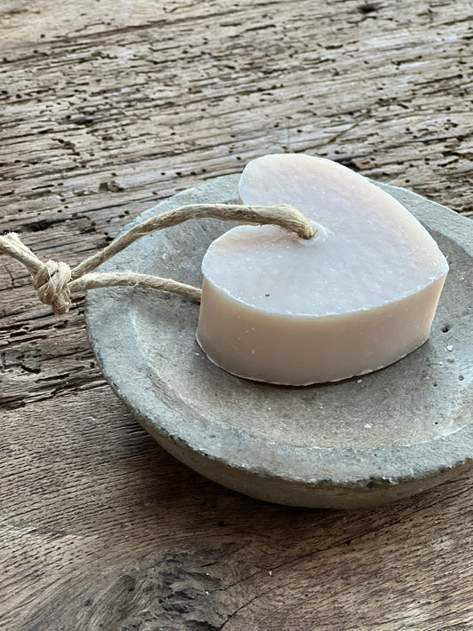 Heart-shaped soap on a cord – ecru (amber scent)