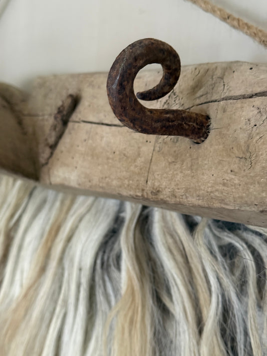 Schapenvacht aan oude juk (LH07)