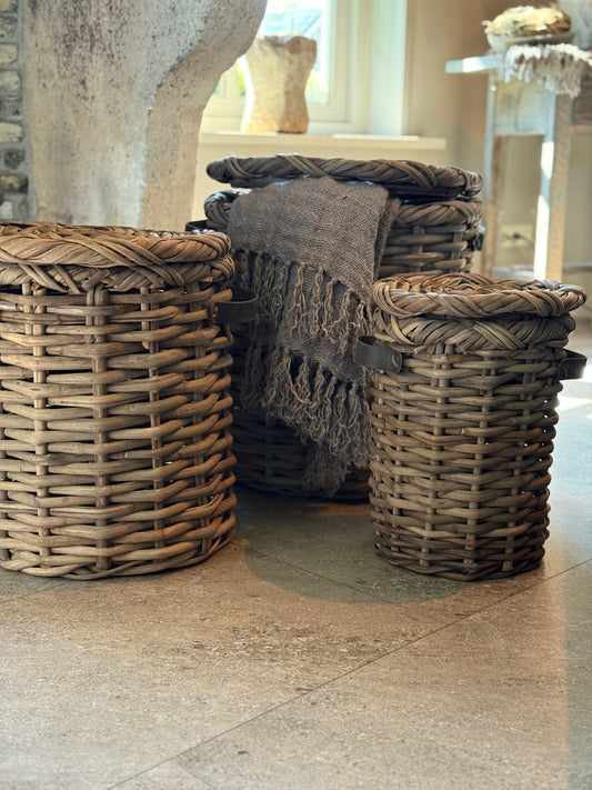 Rotan mand met deksel en leren handvaten, verkrijgbaar in 3 maten