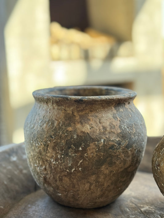 Uniek oud kruikje van Be-Uniq uit India – verweerd bruin (LH04)) Linker op de afbeelding