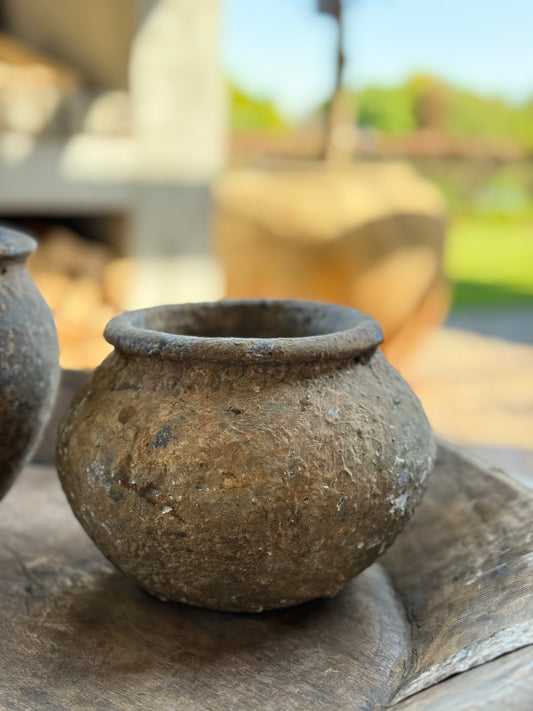 Uniek oud kruikje van Be-Uniq uit India – verweerd bruin (LH03)) Rechter op de afbeelding