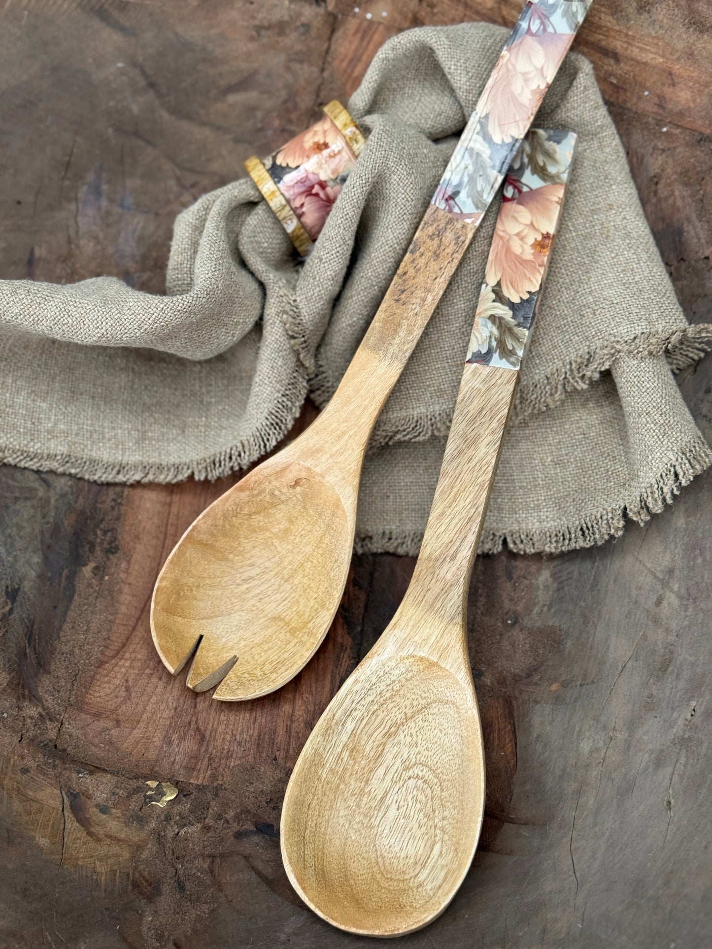 Saladebestek van hout met bloemenprint