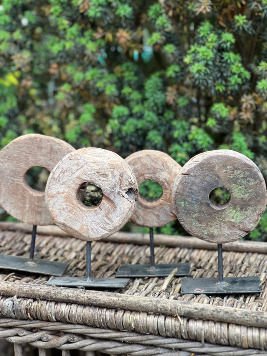 Old wheel on tripod, small (1)