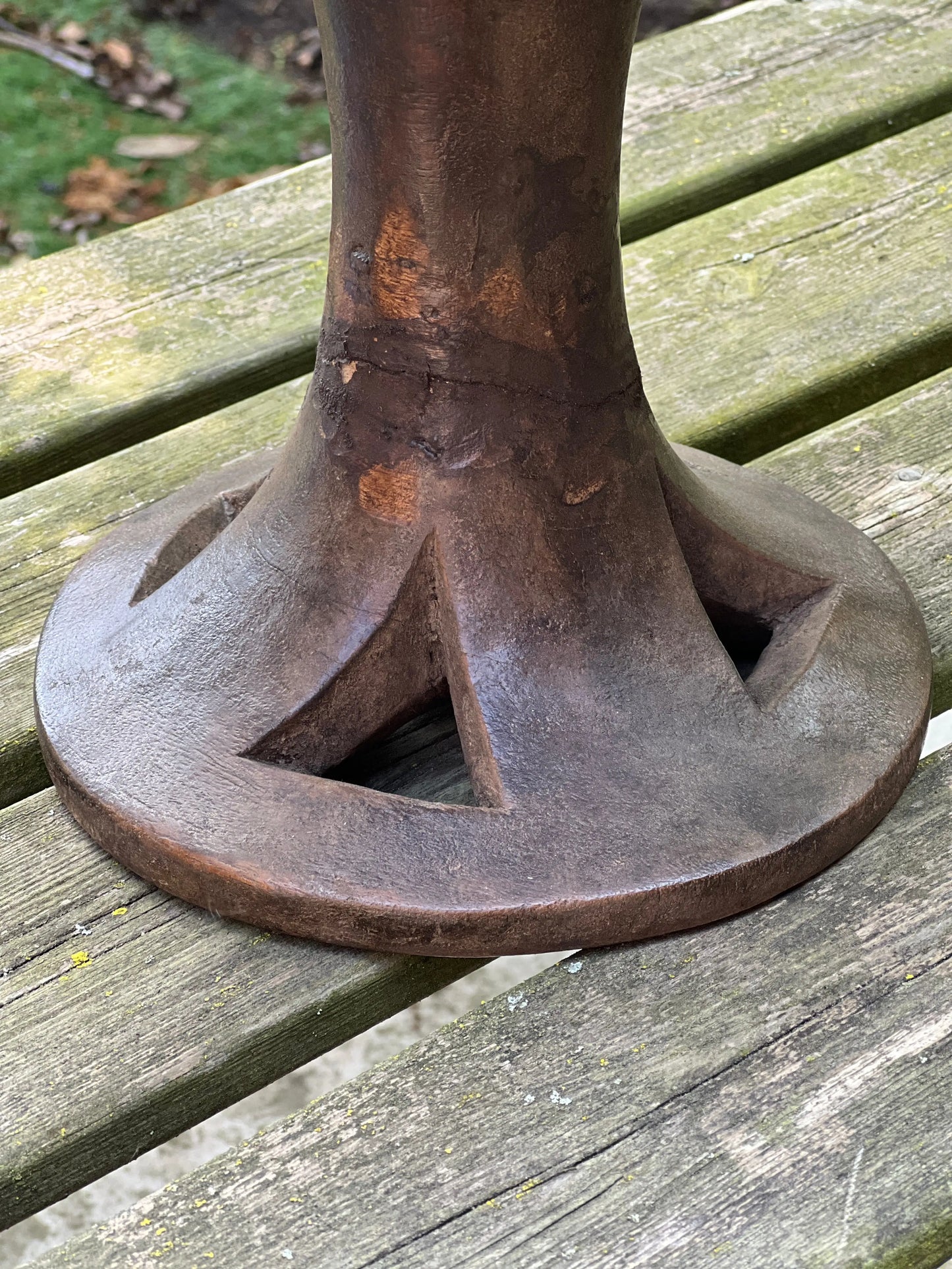 Oude schaal op voet (3)