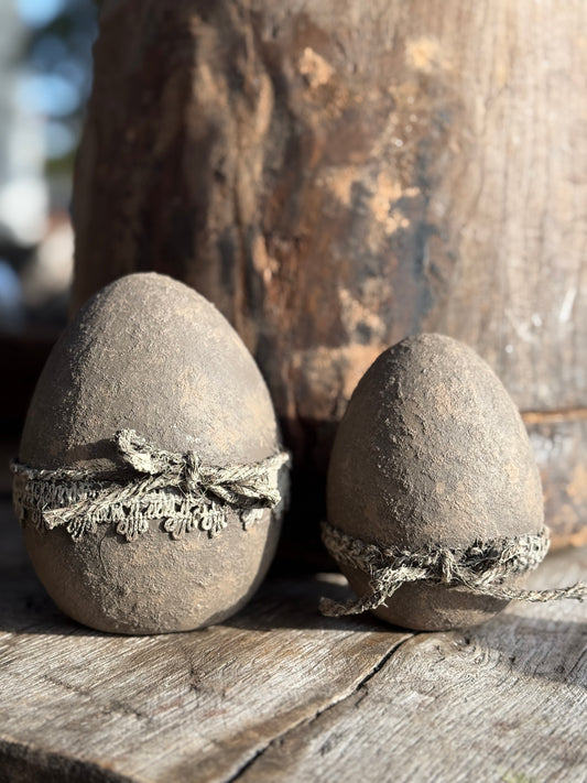 Decorative concrete egg with lace – sturdy and rustic