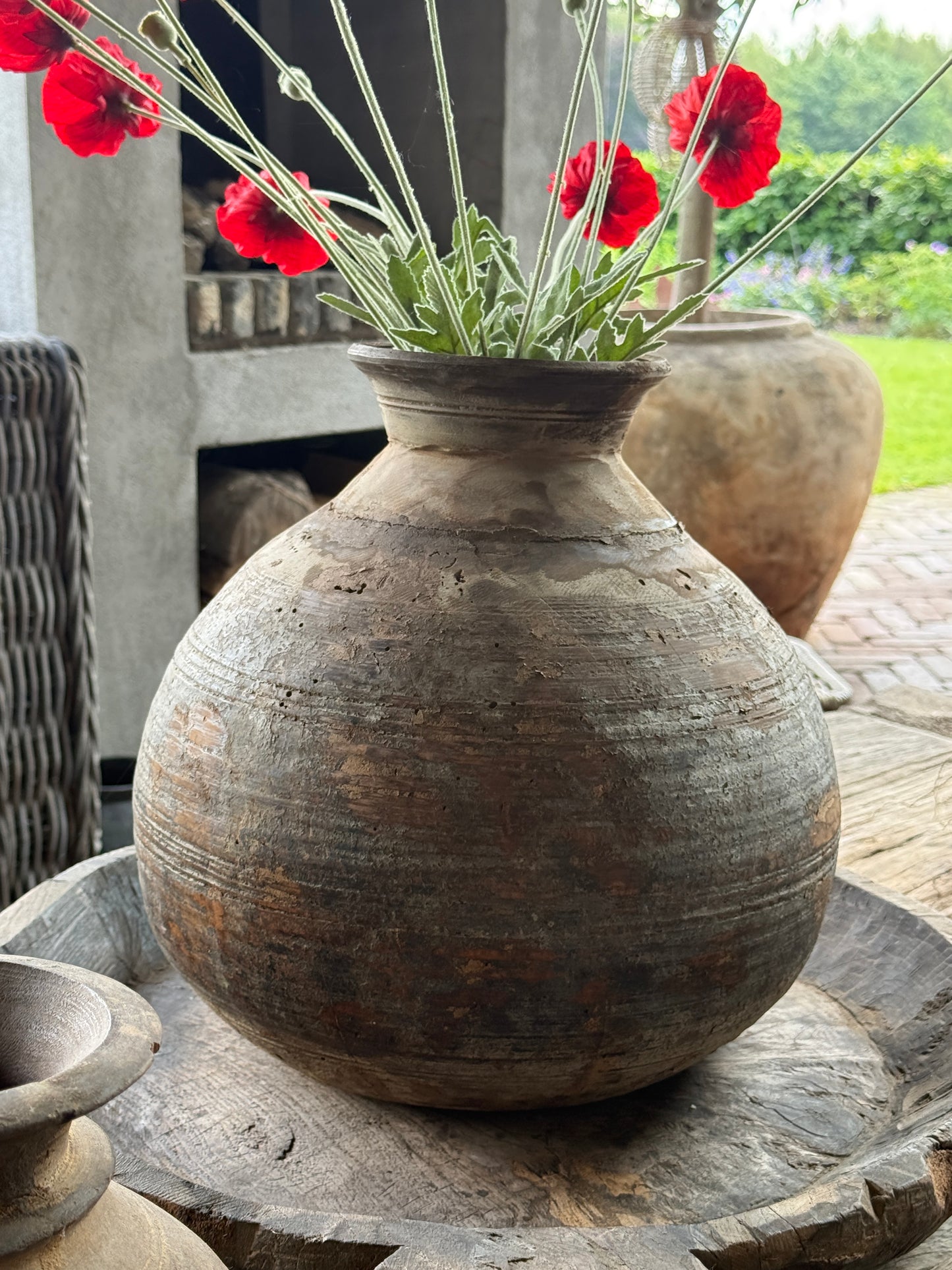 Alte bauchige nepalesische Vase (vorderste auf dem Bild)