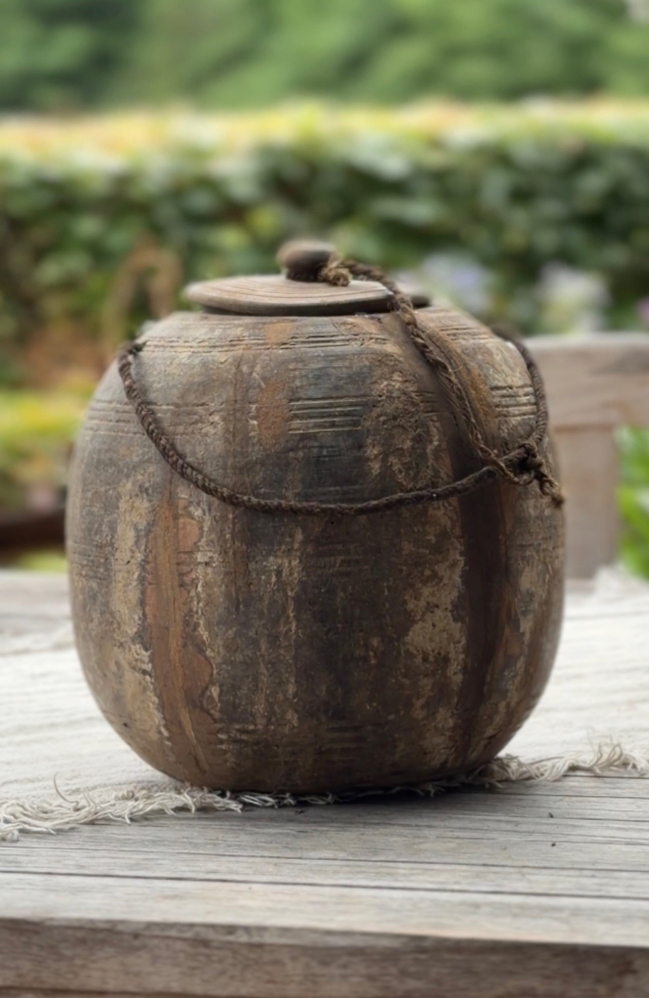 Oud Nepalese pot met deksel- Trapa Living- (LH07)