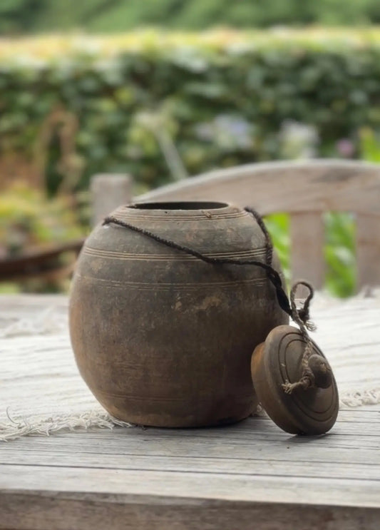 Nepalese pot met deksel- Trapa Living- (LH08) linker op de foto