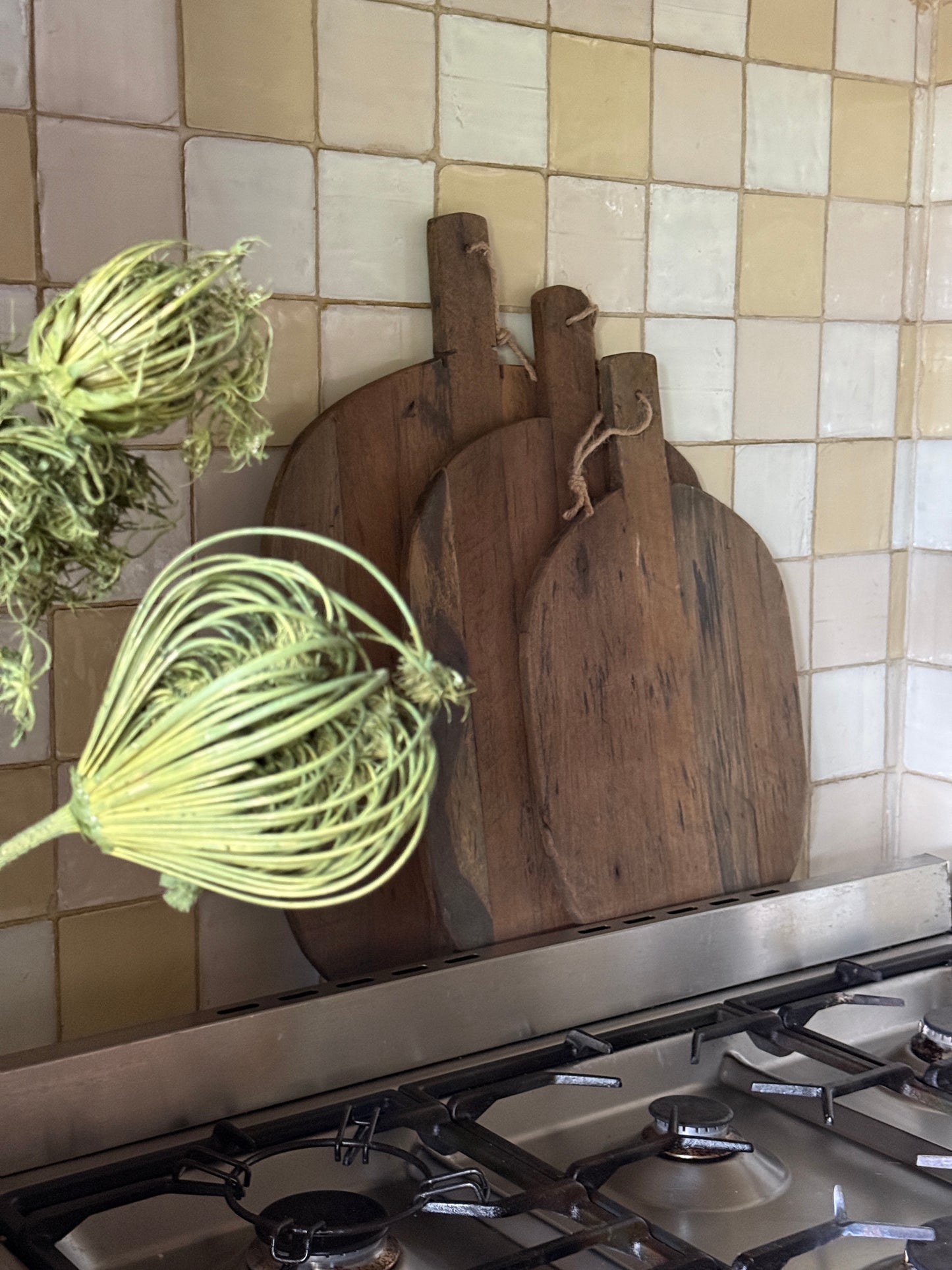 Houten broodplank / snijplank met steel en ophangtouw – verweerd bruin hout