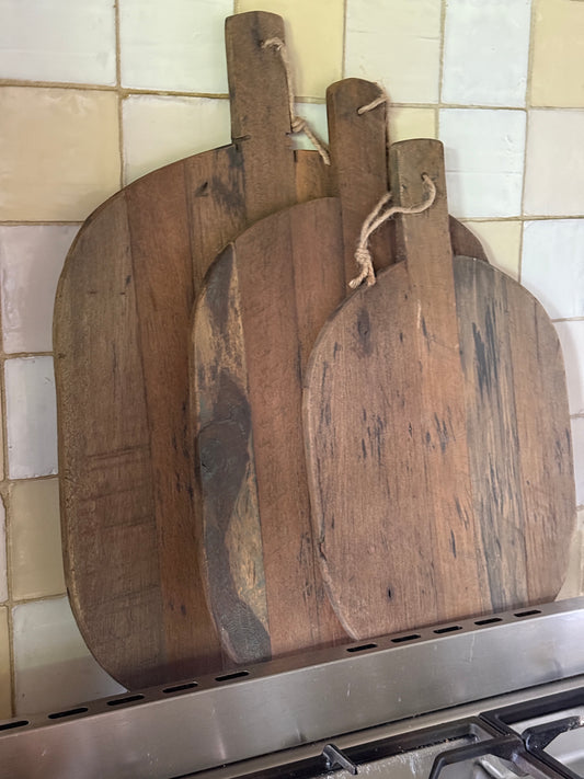 Houten broodplank / snijplank met steel en ophangtouw – verweerd bruin hout