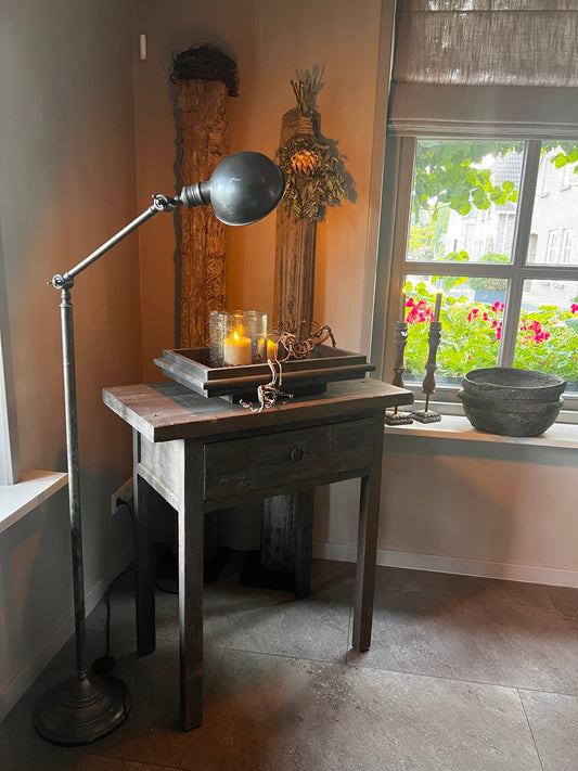 Holztablett auf Fuß – Dunkelgrau/Schwarz | Landhausstil