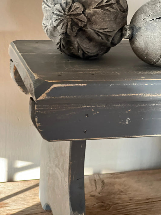 Hocker auf der Fensterbank