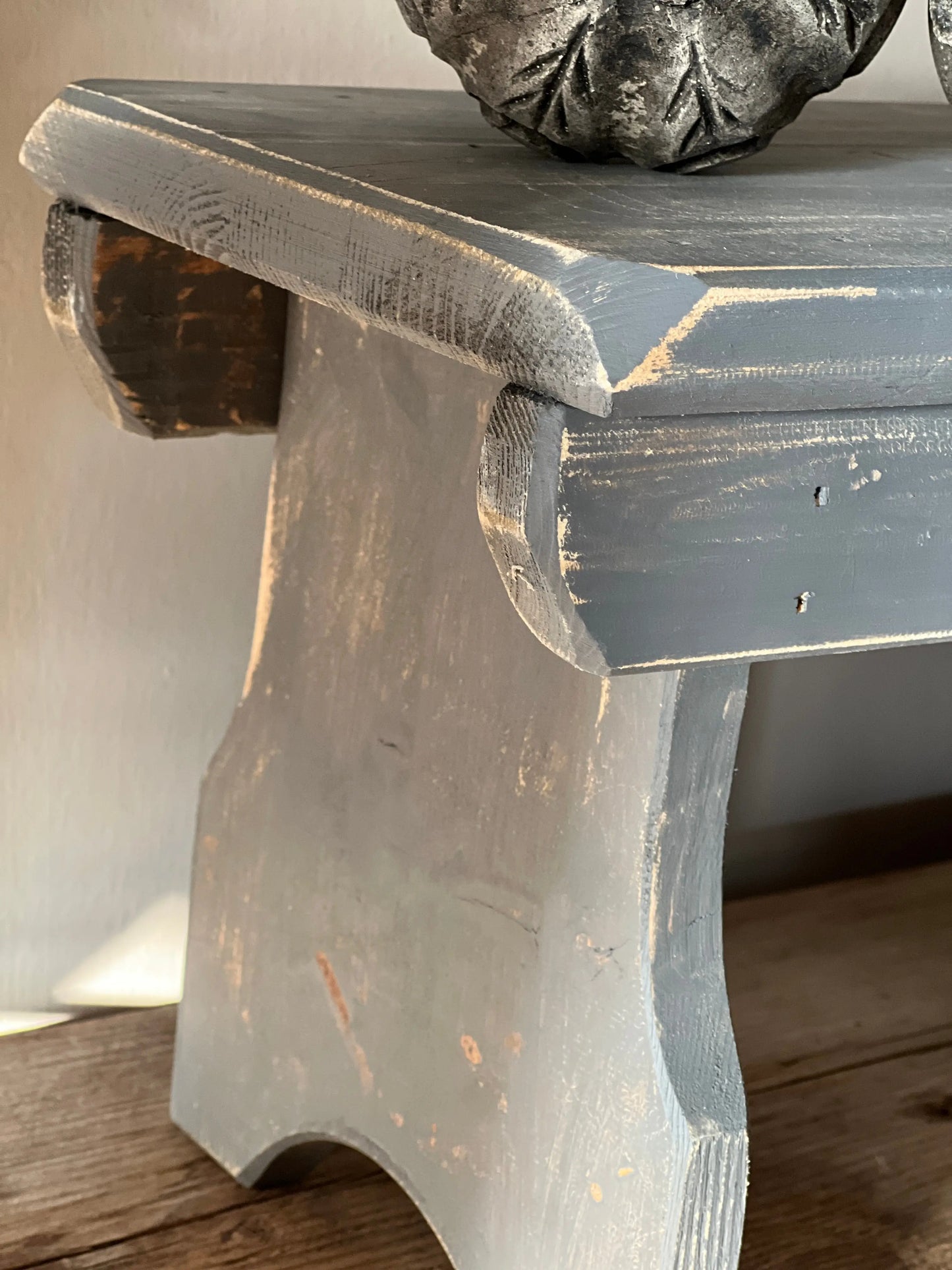Hocker auf der Fensterbank