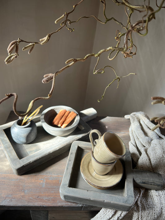 Serving board with handle, available in M and L