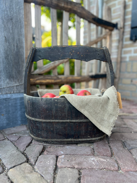Old olive box with handle (01)