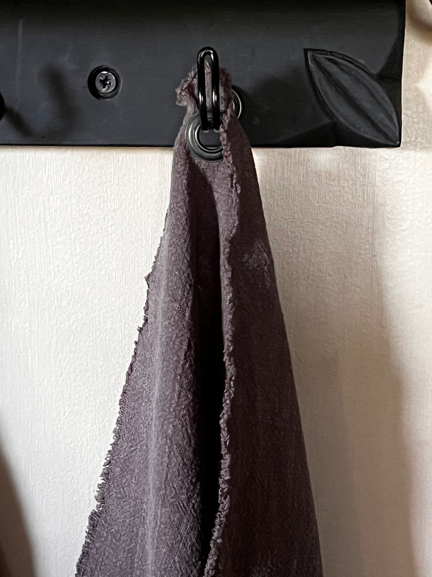 Linen kitchen towel frayed with eyelet, Dark grey