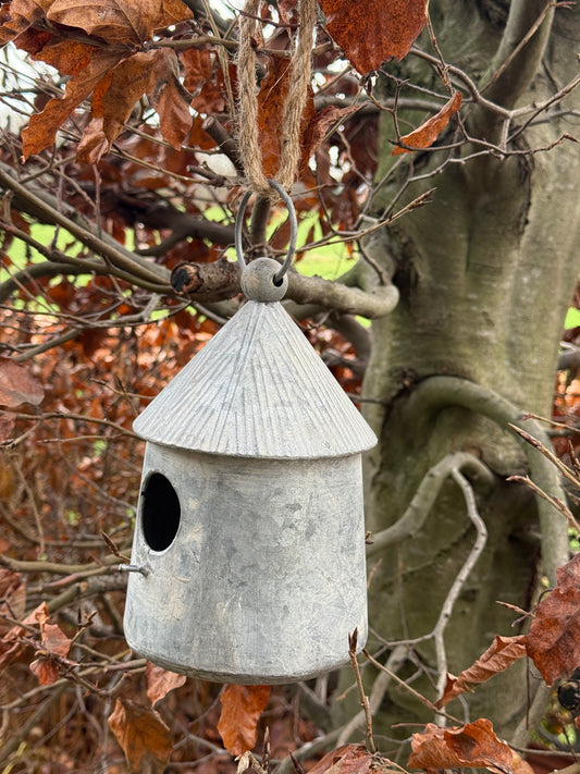 Vogelhuisje van zink – rond met puntdak