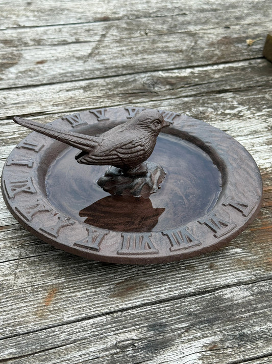 Schmiedeeisernes Vogelbad mit Sonnenuhr