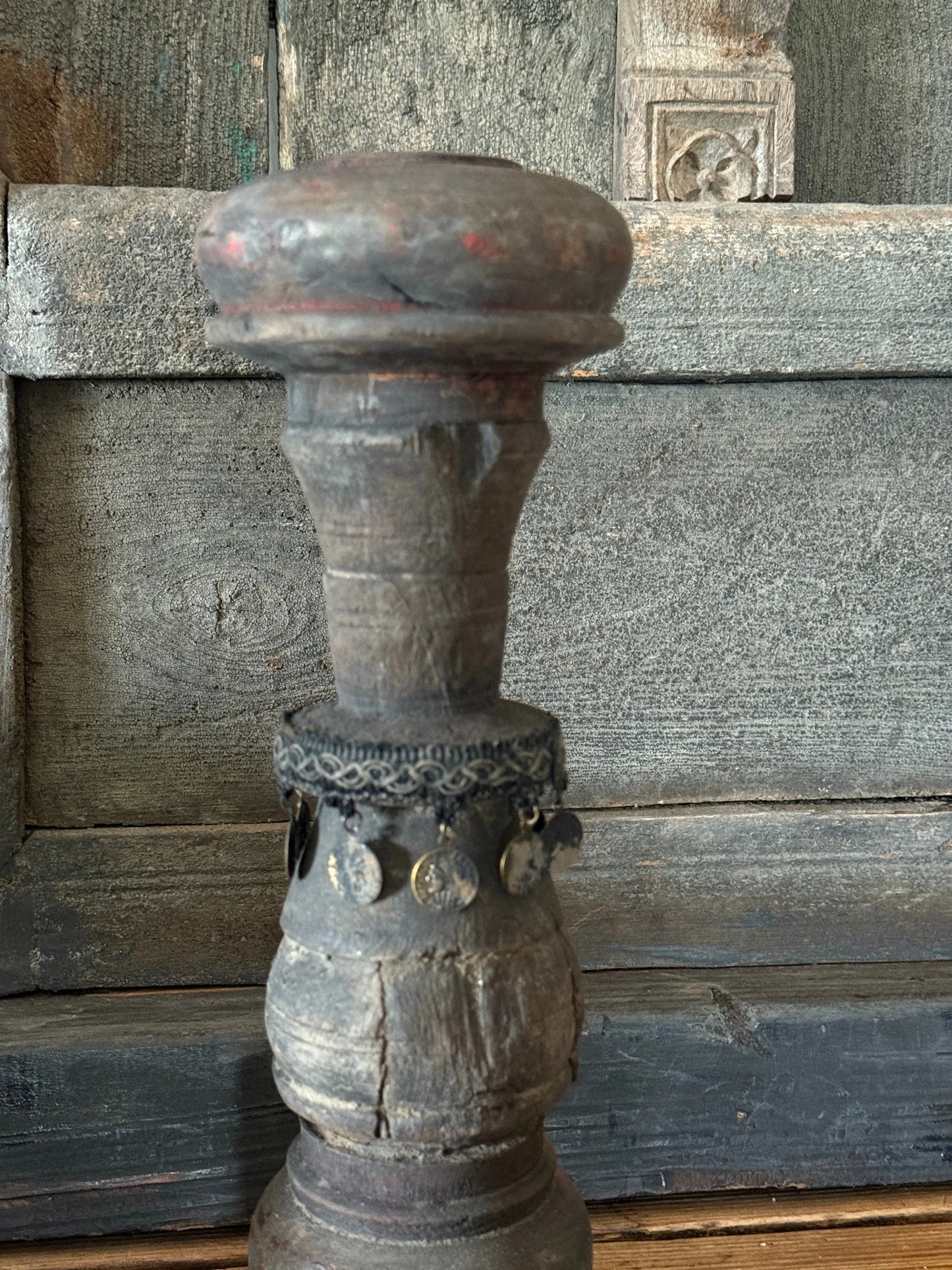 Oude Baluster met Decoratief Kettinkje (2)