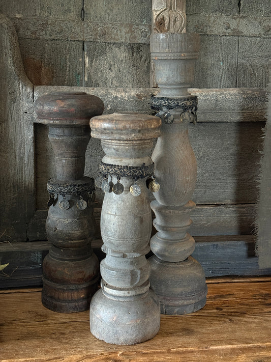 Alter Baluster mit Zierkette (1)