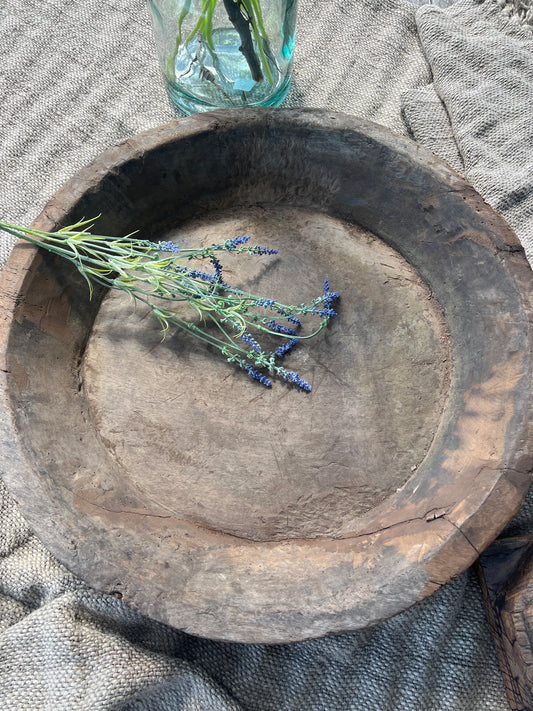 Old wooden bowl, Aura Peeperkorn (bottom of the picture)(AP01)