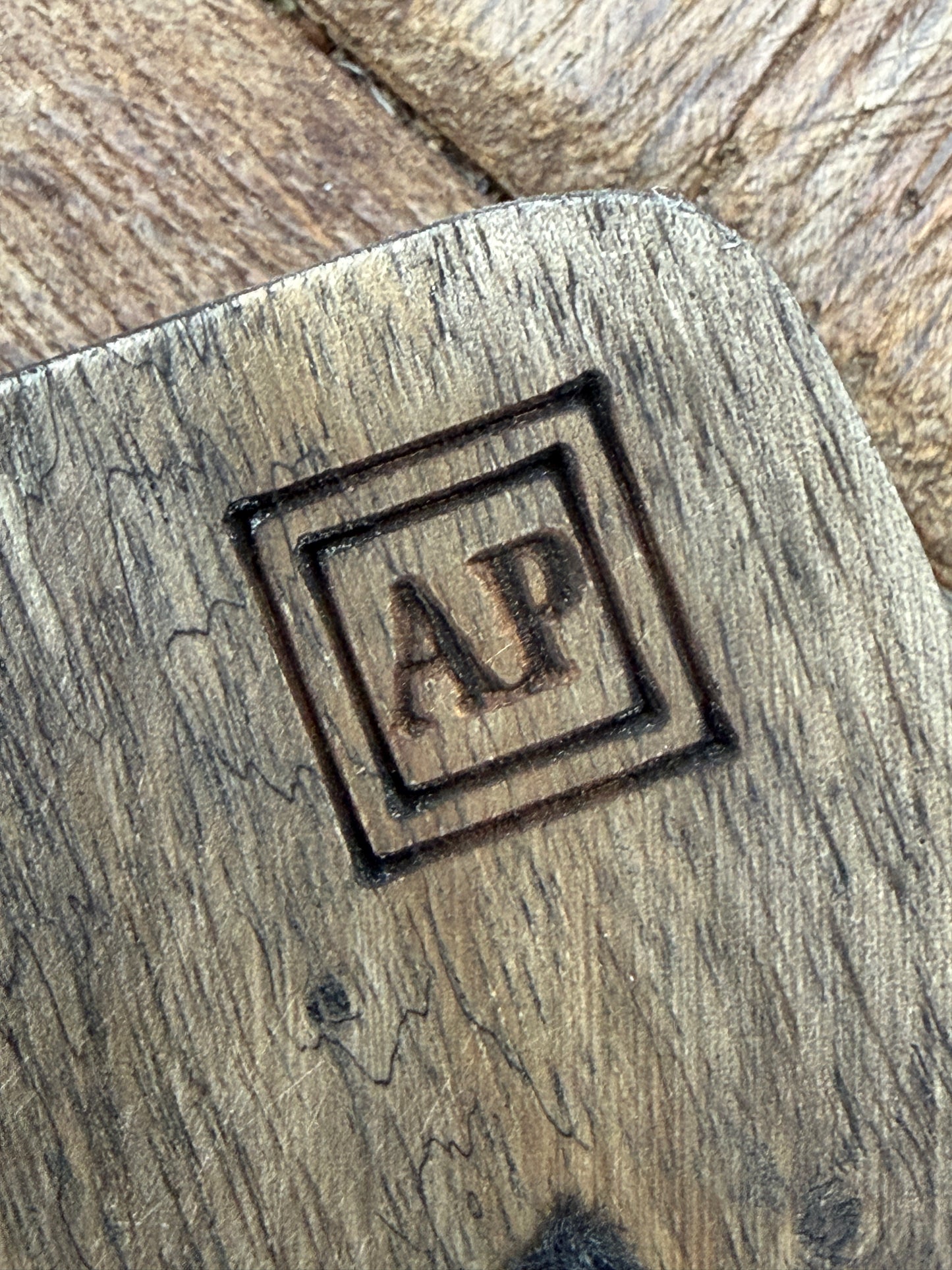 Metalen schaartje op houten plankje