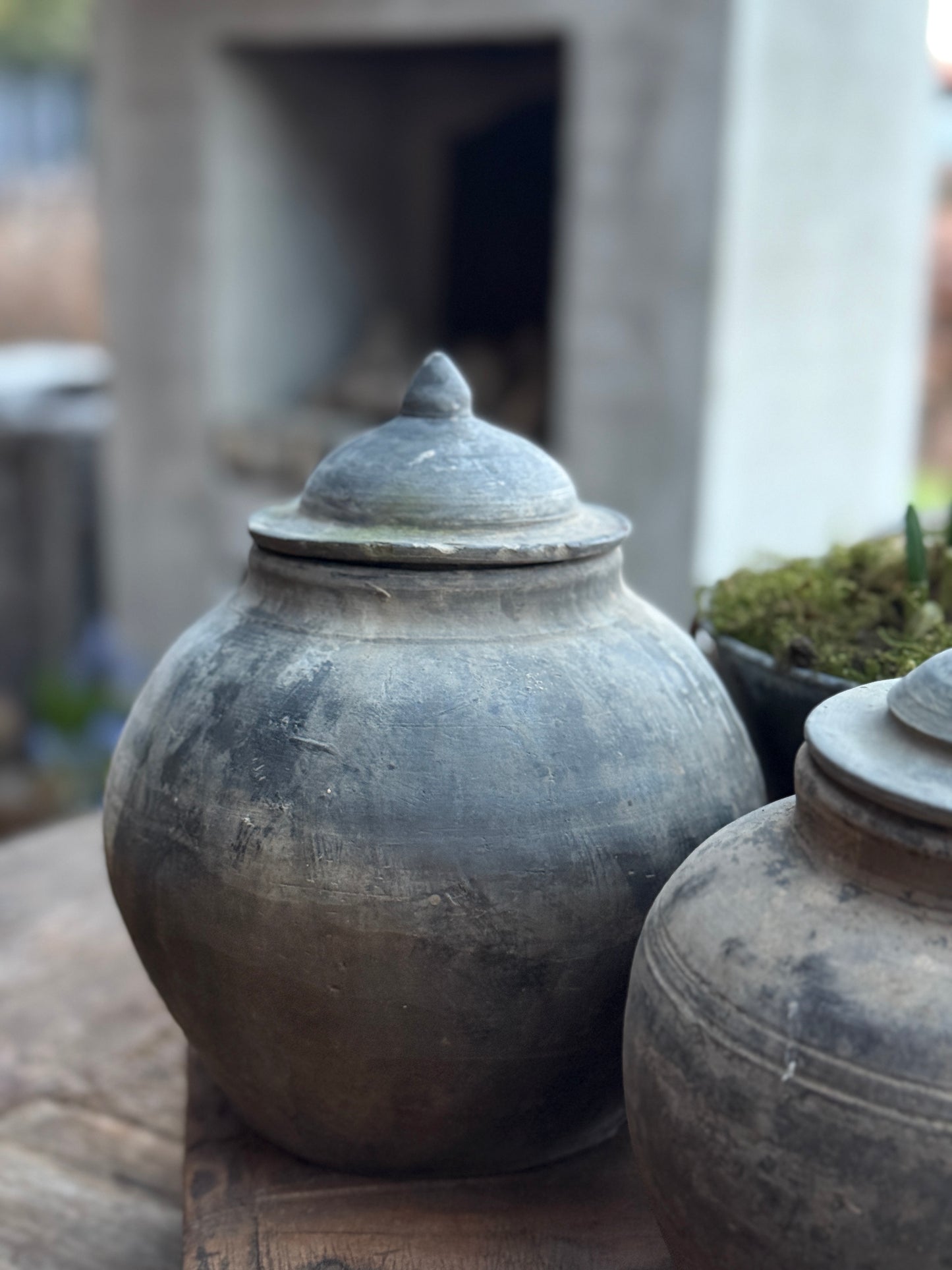 Oud kruikje met Deksel (Linker op de afbeelding)