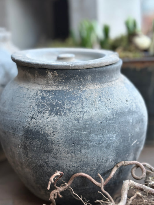 Oud Kruikje met Deksel (rechter op de afbeelding)