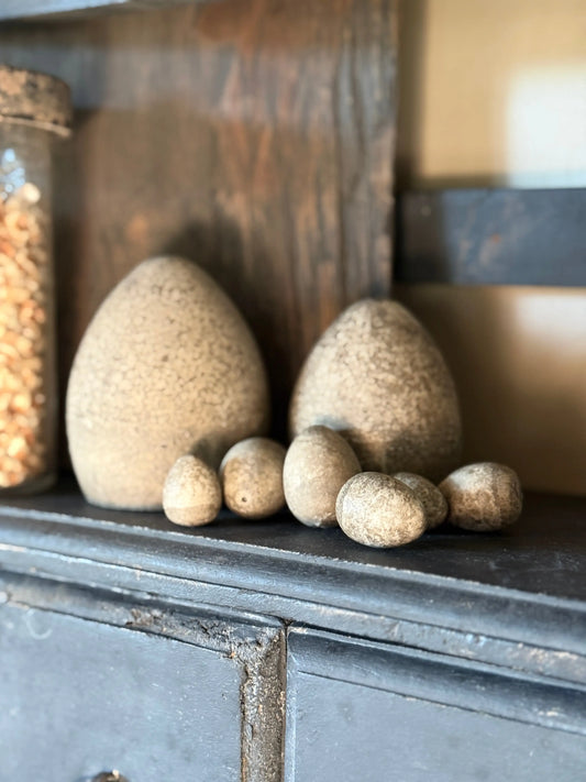Betonei – PMR 9 cm. (Linkes Ei im Bild)