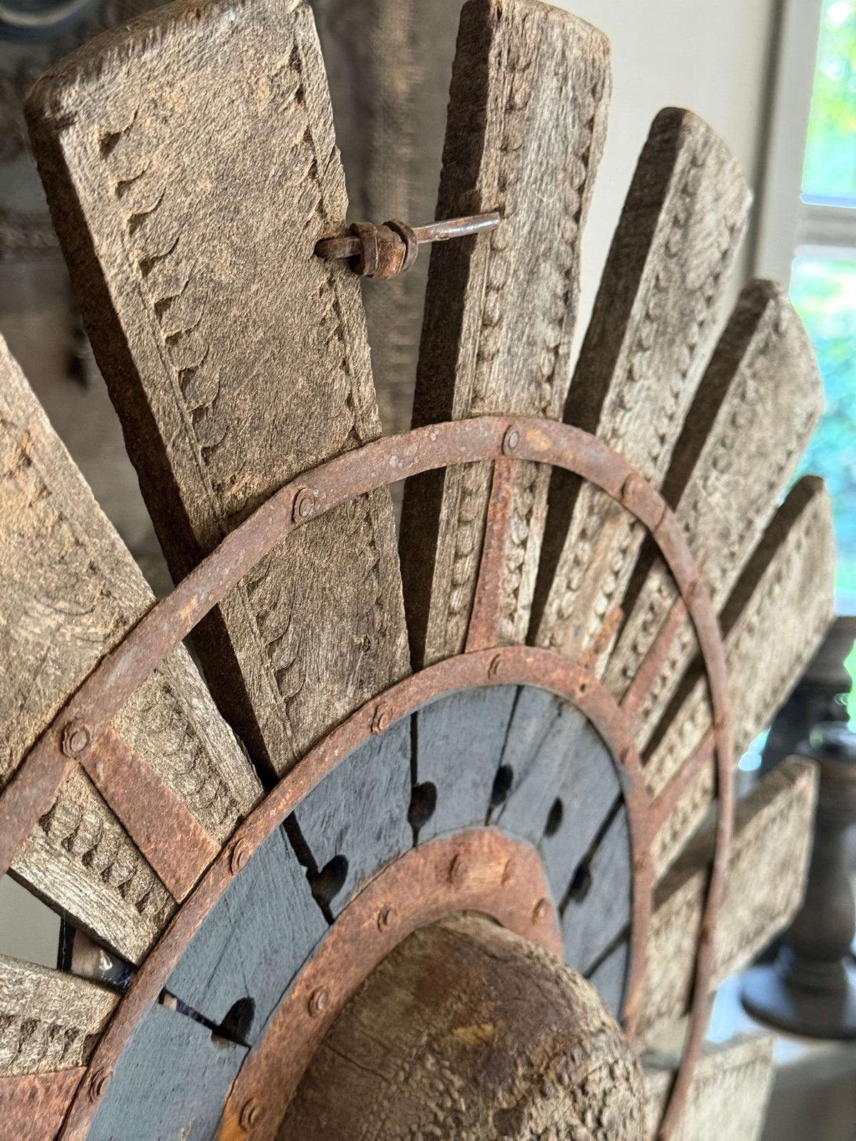 Houten wiel op metalen voet