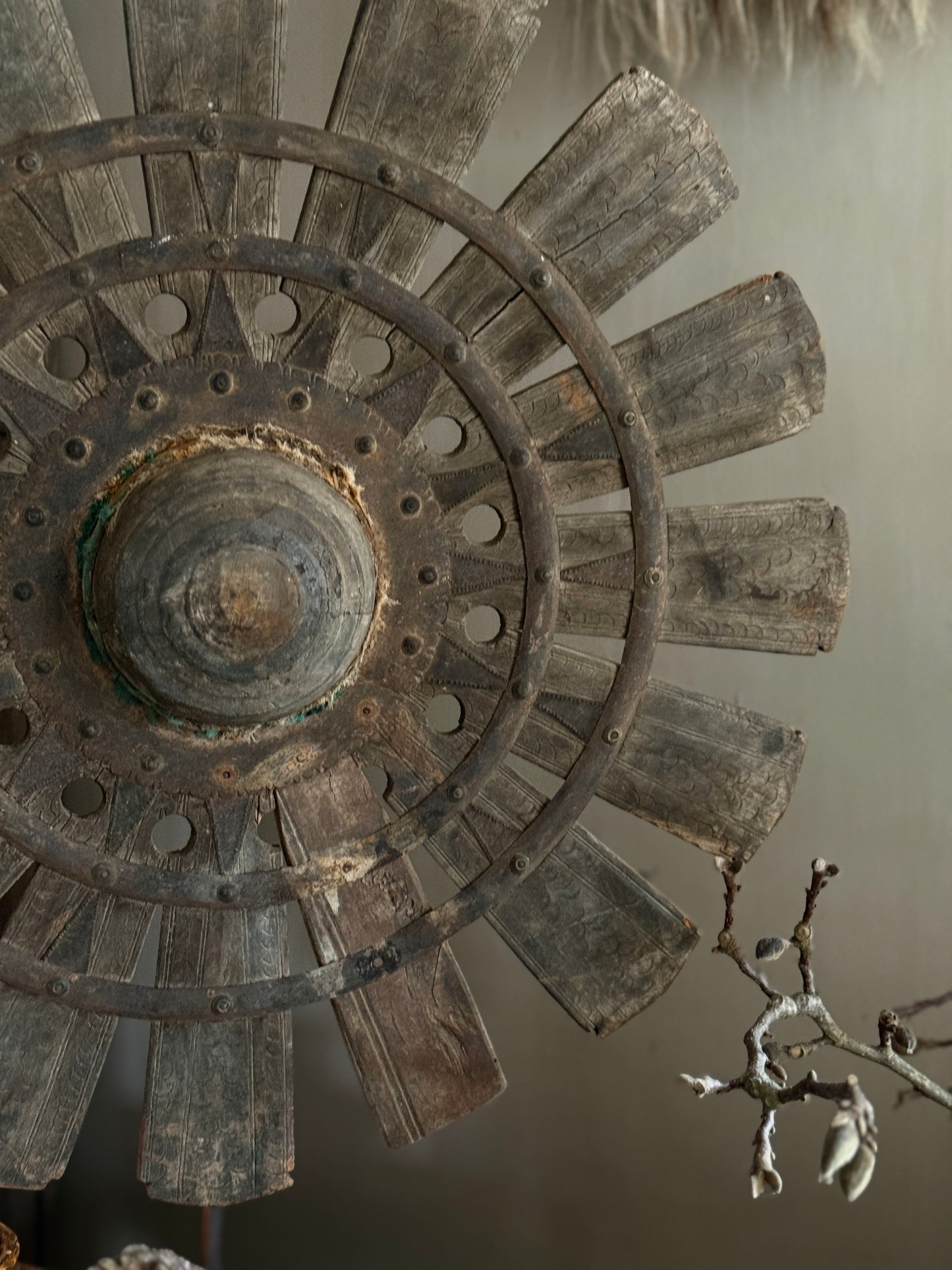 Houten wiel op metalen voet