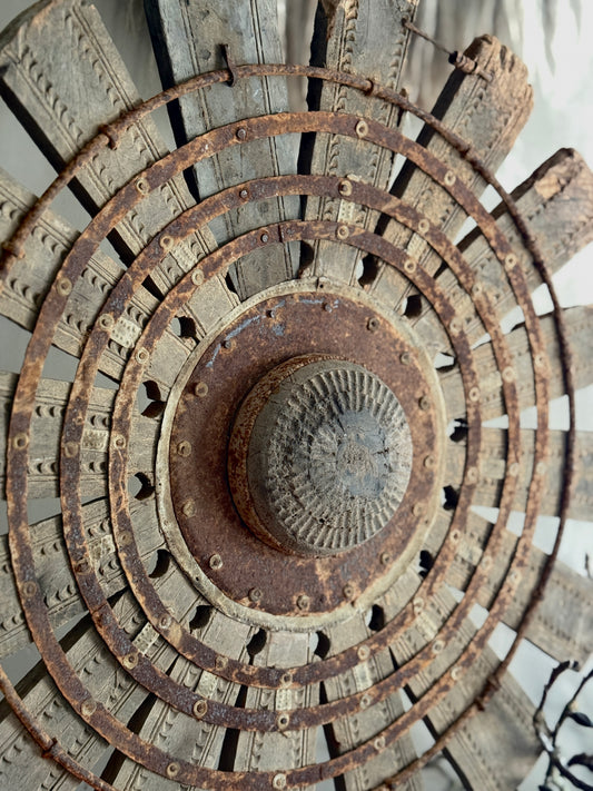 Houten wiel op metalen voet