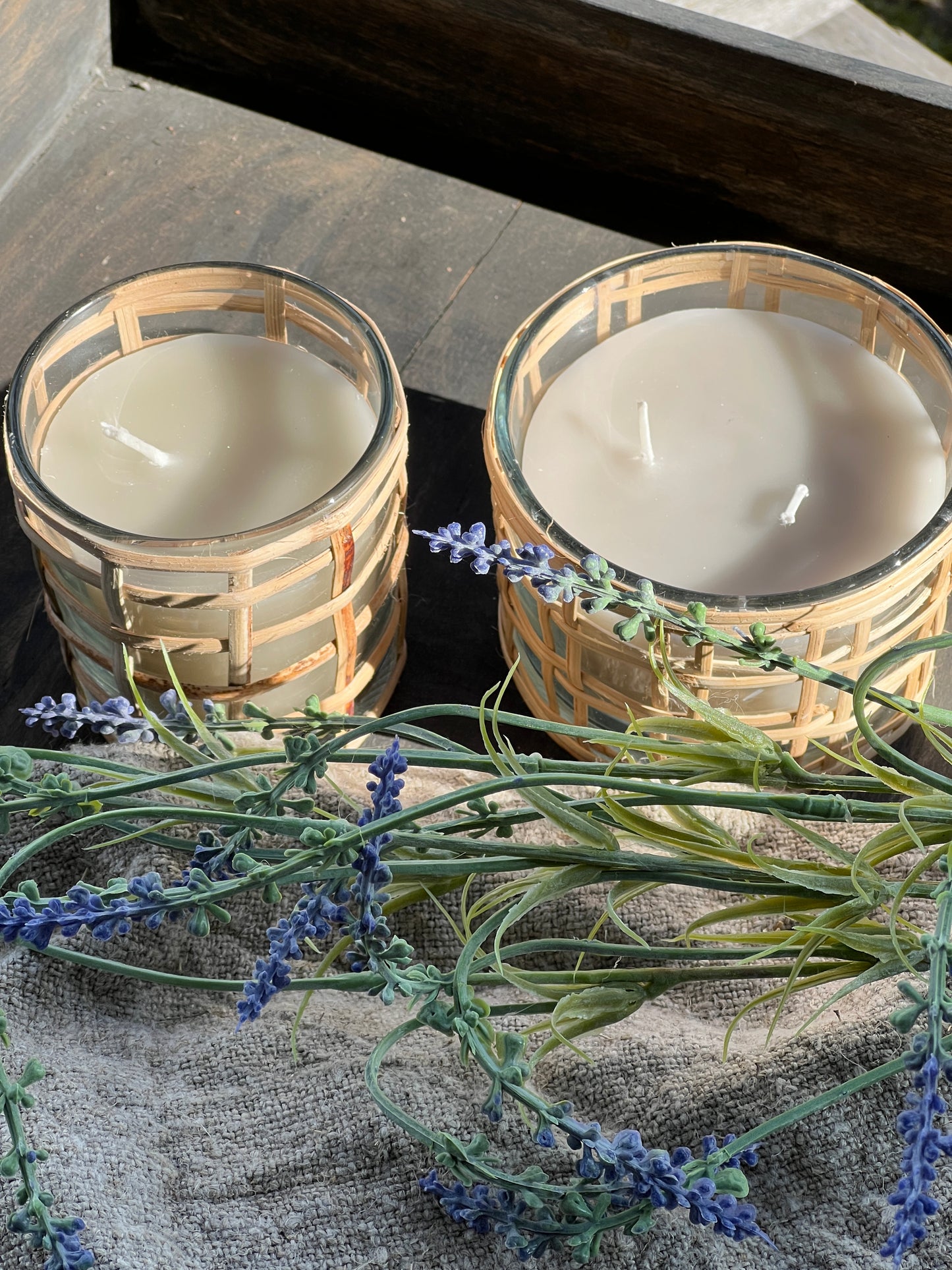 Candle in glass with reed wrapped around it, "Flower", available in 2 sizes