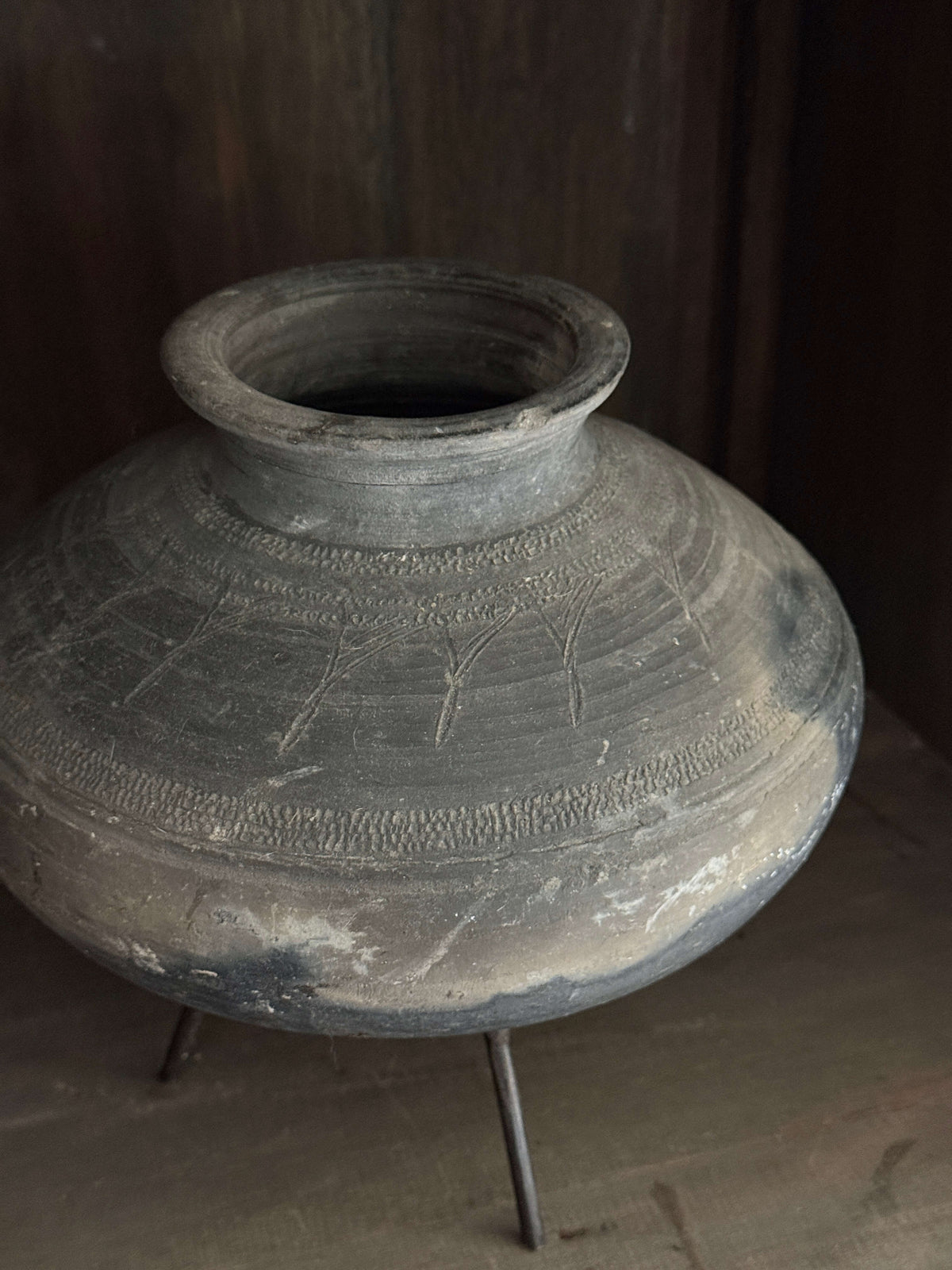Chinesische Wackelvase auf Ständer