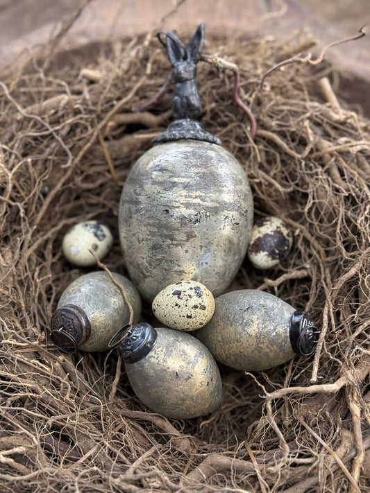 Ei, oud goud, 7x4 cm.