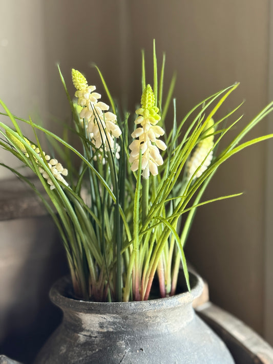 Kunst potje met witte druifjes