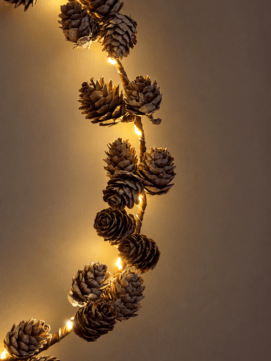 Krans met dennenappeltjes en LED-verlichting