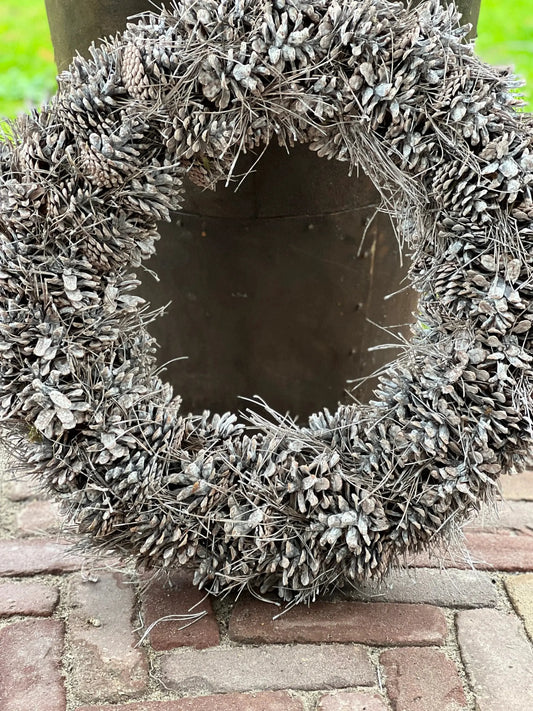 Kranz Tannenzapfen grau, erhältlich in 40 cm. und 60cm.