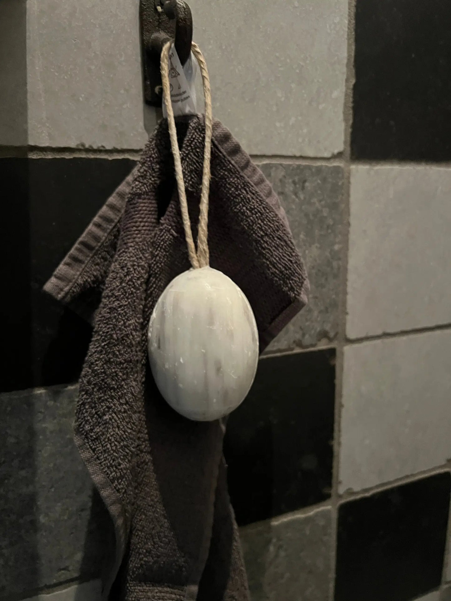 Hamam-Seife am Band, erhältlich in Schwarz, Weiß und Grau