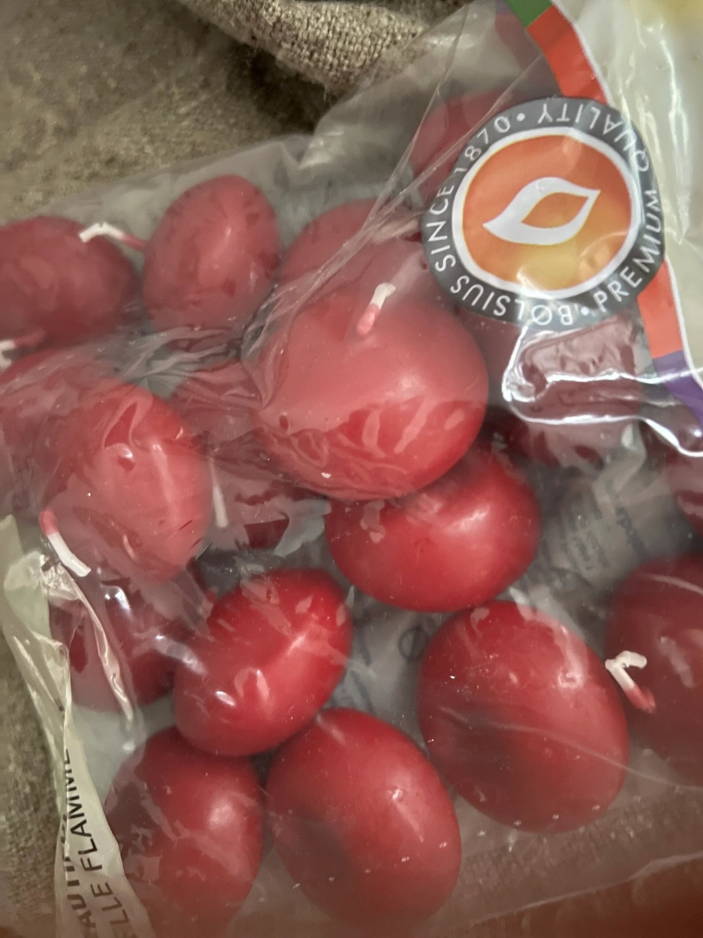 Floating candles (per bag 20 pieces) available in wine red and off-white