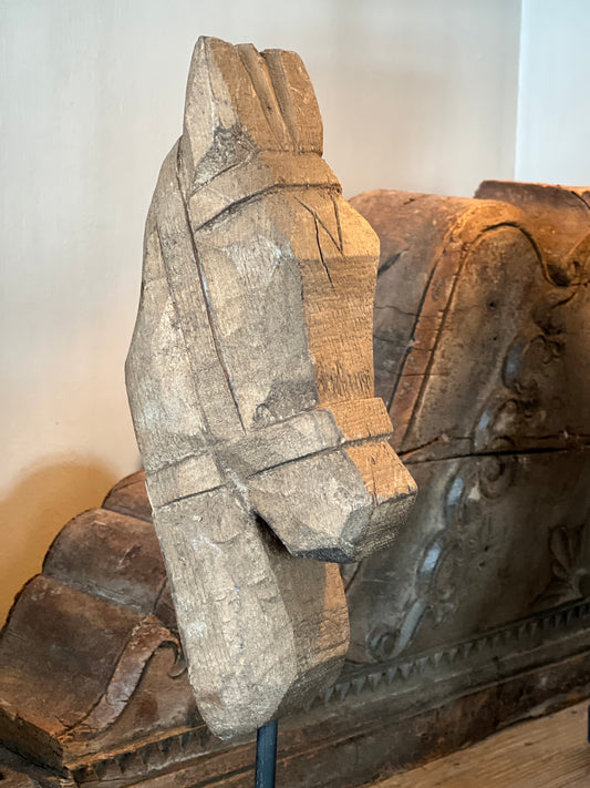 Horse head on tripod