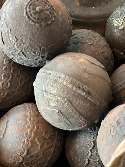 Decoration ball Bylou lace, circumference 24 cm.